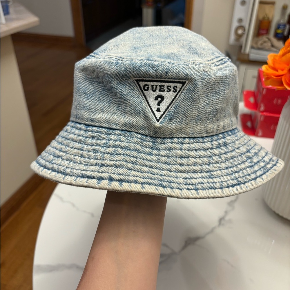 Guess bucket hat